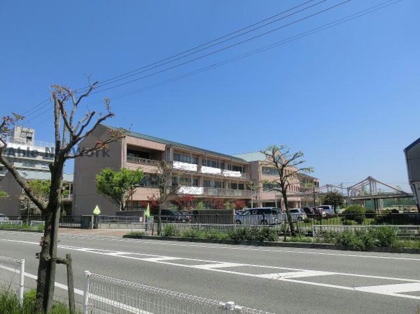 新居浜市立西中学校(中学校/中等教育学校)まで579m Ｕｒｂａｎ　Ｖｉｌｌａ