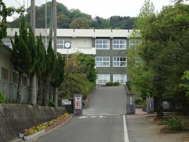 新居浜市立川東中学校(中学校/中等教育学校)まで1926m フィネス八幡