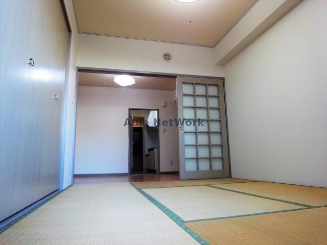 明るく。広い和室です♪ ヴィラ第壹番館