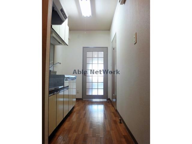 きれいな玄関とキッチンです。 ヴィラ第壹番館