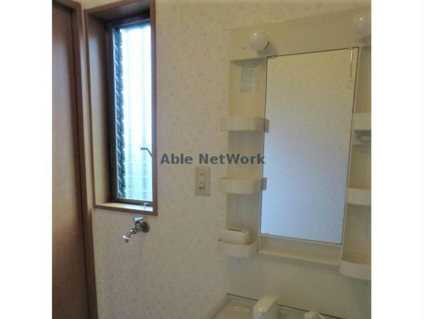 脱衣所にも窓が有ります♪ ベラシス