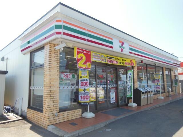 セブンイレブン成田西三里塚店(コンビニ)まで956m ｿﾜｻﾝﾄ成田B