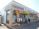 セブンイレブン成田西三里塚店(コンビニ)まで956m ｿﾜｻﾝﾄ成田B