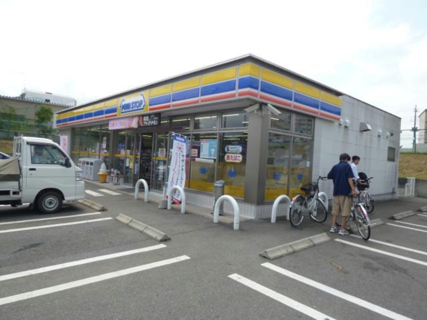 ミニストップ成田玉造店(コンビニ)まで879m 湯川ﾊｲﾑA