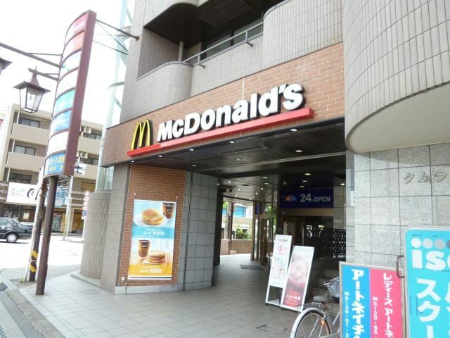 マクドナルド成田駅前店(その他飲食（ファミレスなど）)まで692m ﾌﾛｰﾗﾙｺｰﾄ不動ヶ岡