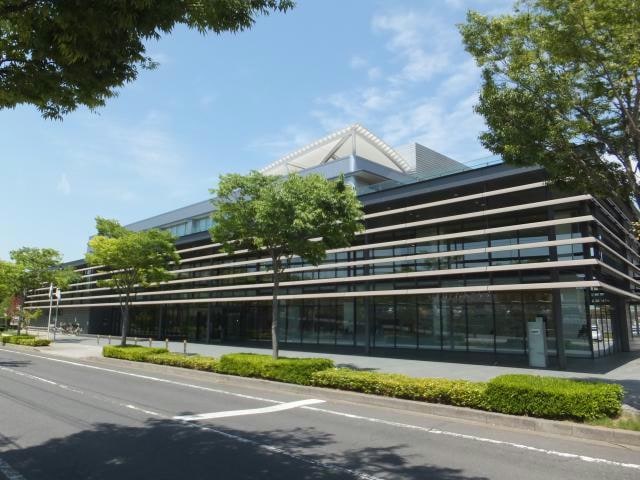 成田市立図書館公津の杜分館(図書館)まで1309m ｱｲﾝｽ　D棟