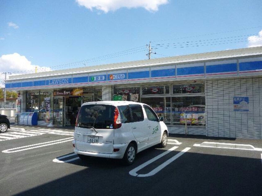 ローソン富里日吉台1丁目店(コンビニ)まで625m 成田中央公園ｽｶｲﾊｲﾂC棟