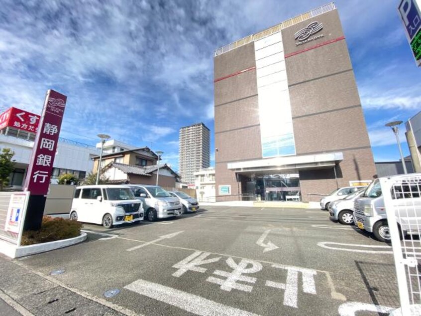 静岡銀行草薙支店(銀行)まで563m 東海道本線/草薙駅 徒歩10分 1階 築38年