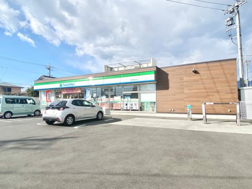 ファミリーマート静岡瀬名川店(コンビニ)まで710m 静岡鉄道静岡清水線/県立美術館前駅 徒歩14分 2階 築17年
