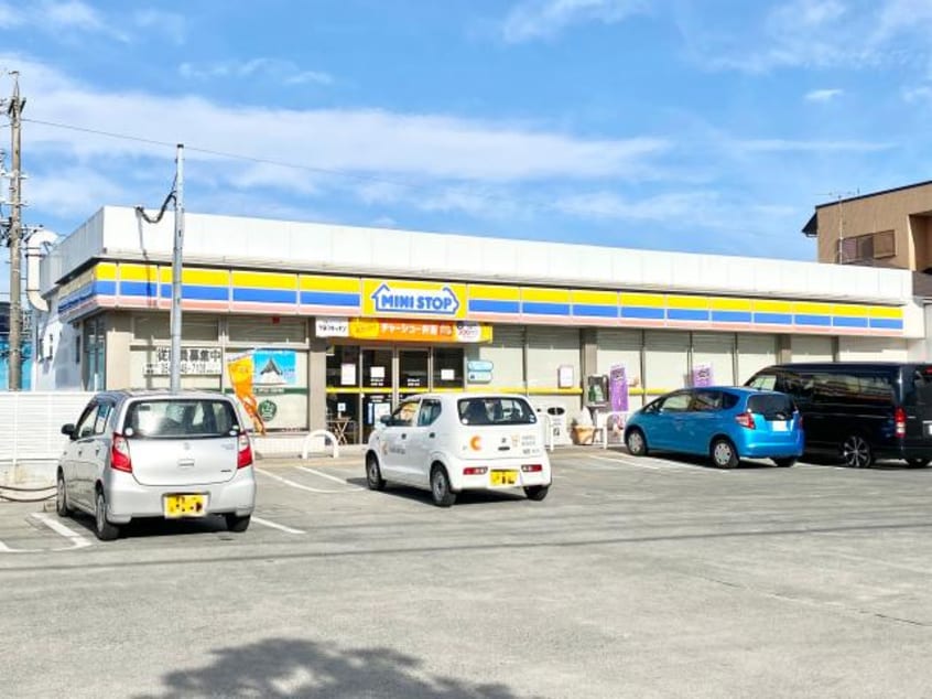 ミニストップ清水草薙一里山店(コンビニ)まで740m 静岡鉄道静岡清水線/御門台駅 徒歩10分 2階 築38年