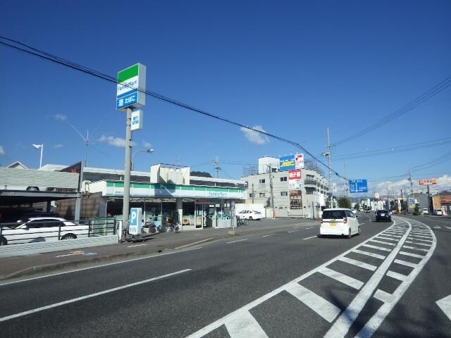 ファミリーマート静岡瀬名川店(コンビニ)まで592m 東海道本線/草薙駅 徒歩15分 1階 築17年