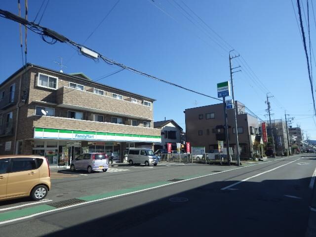 ファミリーマート静岡瀬名店(コンビニ)まで649m 静鉄バス（静岡市）/西奈小学校前 徒歩4分 1階 築13年