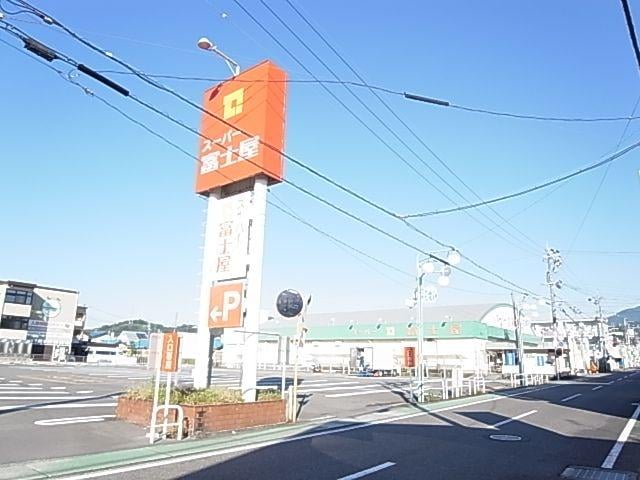 富士屋瀬名店(スーパー)まで819m 東海道本線/草薙駅 徒歩22分 3階 築11年