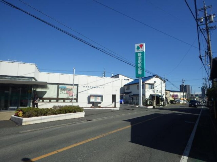 すき家清水鳥坂店(その他飲食（ファミレスなど）)まで584m 東海道本線/草薙駅 徒歩18分 2階 築10年