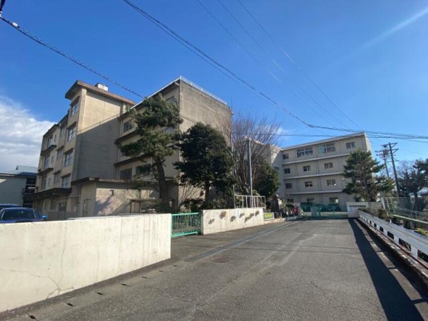 静岡市立西奈中学校(中学校/中等教育学校)まで1296m 東海道本線/草薙駅 徒歩20分 2階 築31年