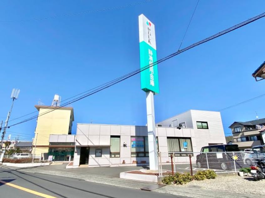 静清信用金庫瀬名支店(銀行)まで587m 東海道本線/草薙駅 徒歩20分 3階 築31年