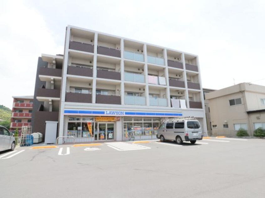 ローソン静岡東瀬名町店(コンビニ)まで822m 東海道本線/草薙駅 徒歩20分 1階 築8年