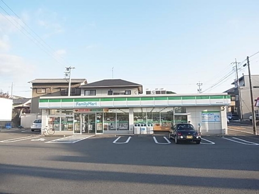 ファミリーマート静岡中吉田店(コンビニ)まで985m 静岡鉄道静岡清水線/県総合運動場駅 徒歩16分 1階 築7年
