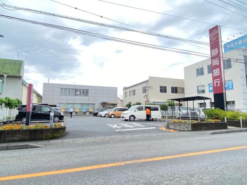 静岡銀行瀬名支店(銀行)まで690m 静岡鉄道静岡清水線/古庄駅 徒歩24分 1階 築6年