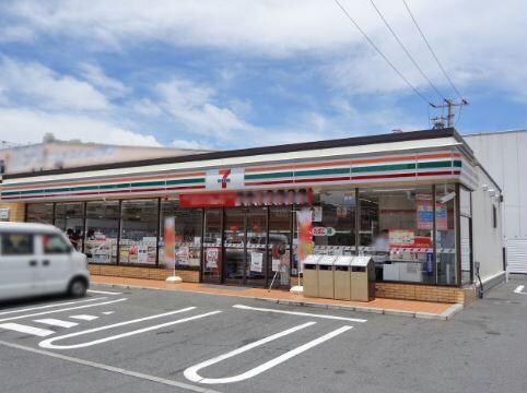 セブンイレブン大津松山町店(コンビニ)まで267m 湖西線/大津京駅 徒歩9分 3階 築26年