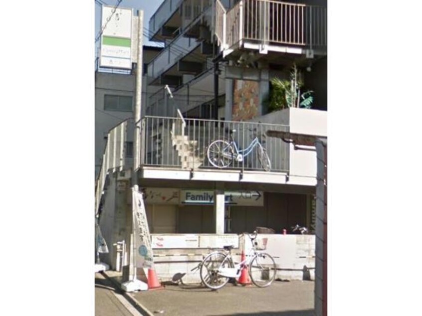 ファミリーマート西大路駅前店(コンビニ)まで130m グランドパレス西大路