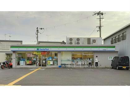 ファミリーマート草津野路店(コンビニ)まで550m Palais　Poire