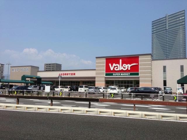 バロー大津店(スーパー)まで407m 前河邸西の庄貸家