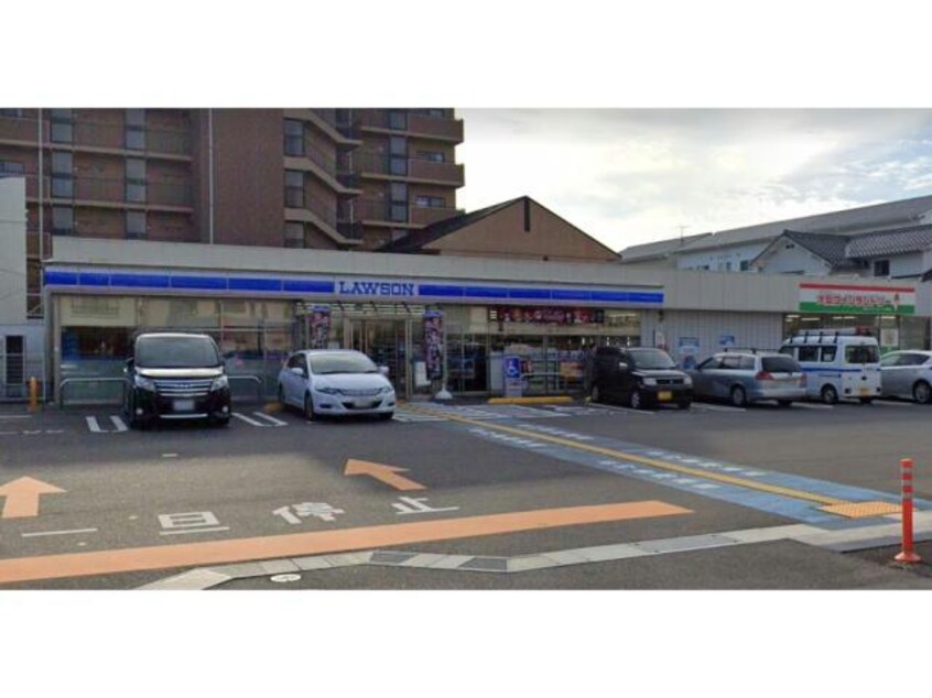 ローソン鳥取興南町店(コンビニ)まで1045m クレールニシヤマⅢ