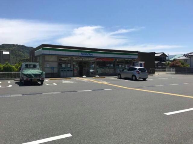 ファミリーマート浦富インター店(コンビニ)まで1369m グリュッククレーA