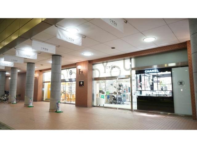 丸由百貨店(デパート)まで2380m メゾン・ド・ファミーユ