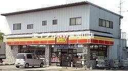 デイリーヤマザキ岡山東山店(コンビニ)まで155m リアライズ門田屋敷