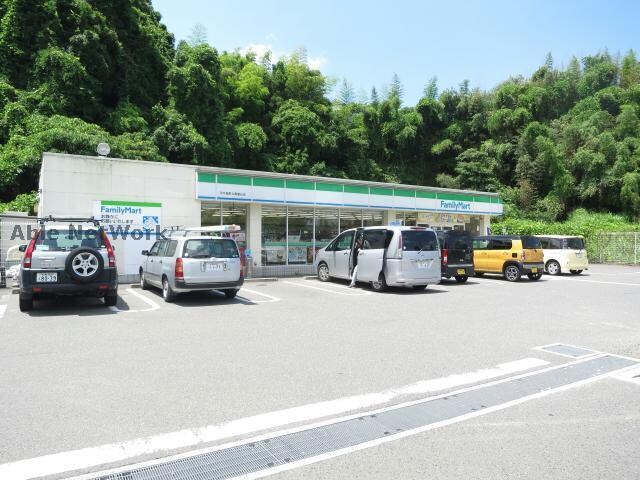 ファミリーマート河内長野北青葉台店(コンビニ)まで685m グリーンハイツ芝