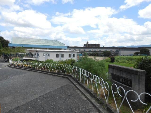 河内長野市立楠小学校(小学校)まで652m サンモール