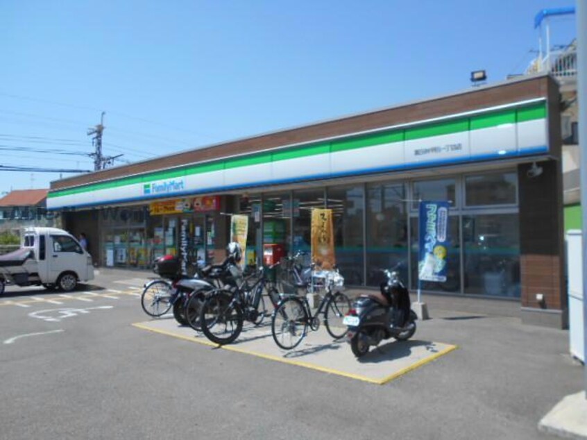 ファミリーマート富田林甲田一丁目店(コンビニ)まで592m エステートピア　ウラタ