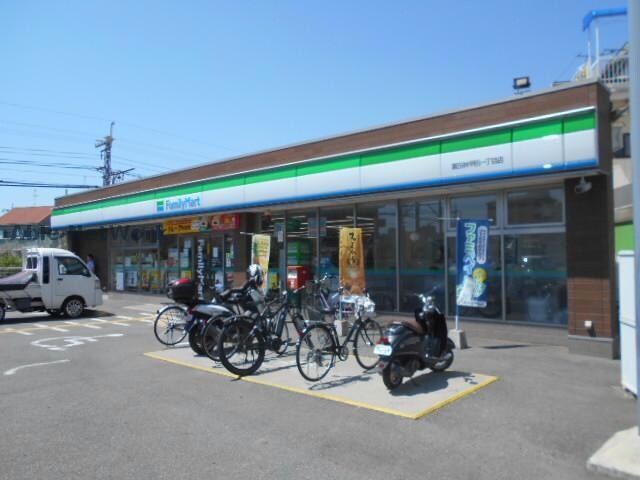 ファミリーマート富田林甲田一丁目店(コンビニ)まで164m メゾンアザレア