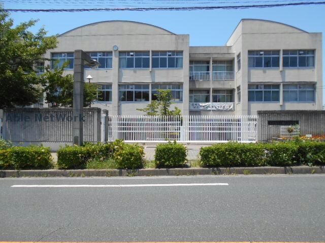 富田林市立明治池中学校(中学校/中等教育学校)まで833m リビオ金剛