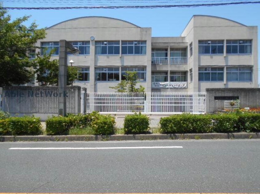 富田林市立明治池中学校(中学校/中等教育学校)まで833m リビオ金剛