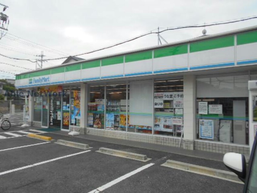 ファミリーマート富田林津々山台店(コンビニ)まで317m リビオ金剛