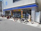 ローソン富田林西口駅前店(コンビニ)まで664m クレアヤマモト