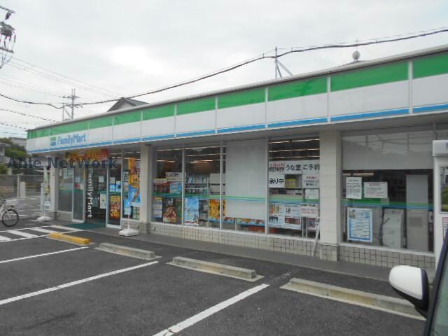 ファミリーマート富田林津々山台店(コンビニ)まで307m エステートⅡ