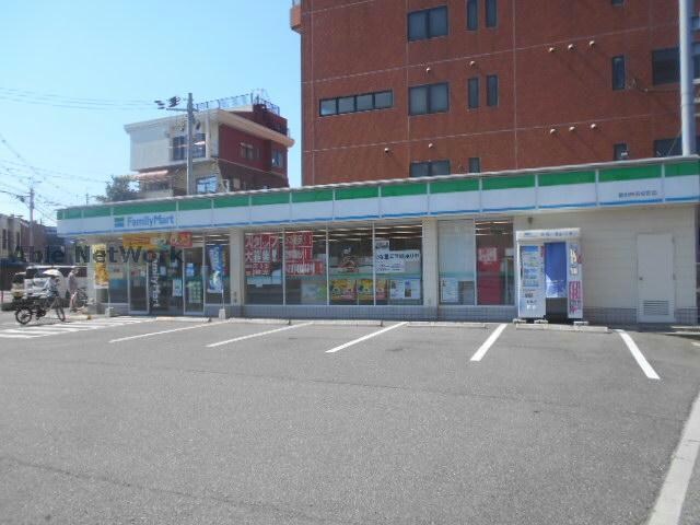 ファミリーマート富田林若松町西店(コンビニ)まで132m グレイス