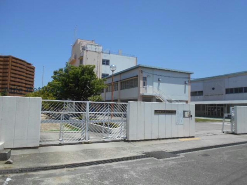 大阪狭山市立第三中学校(中学校/中等教育学校)まで1173m ファミリア