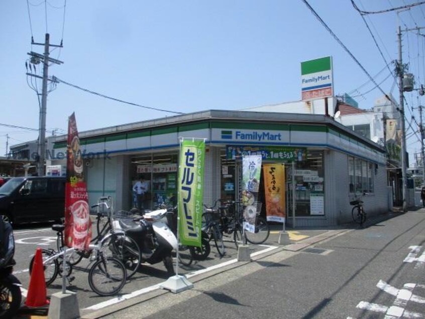 ファミリーマート大阪金剛駅前店(コンビニ)まで217m サンプラザ金剛