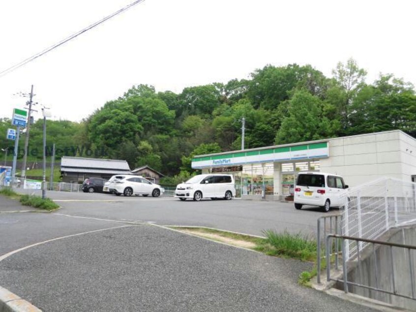 ファミリーマート河内長野三日市町店(コンビニ)まで947m 大師町貸家（平屋）