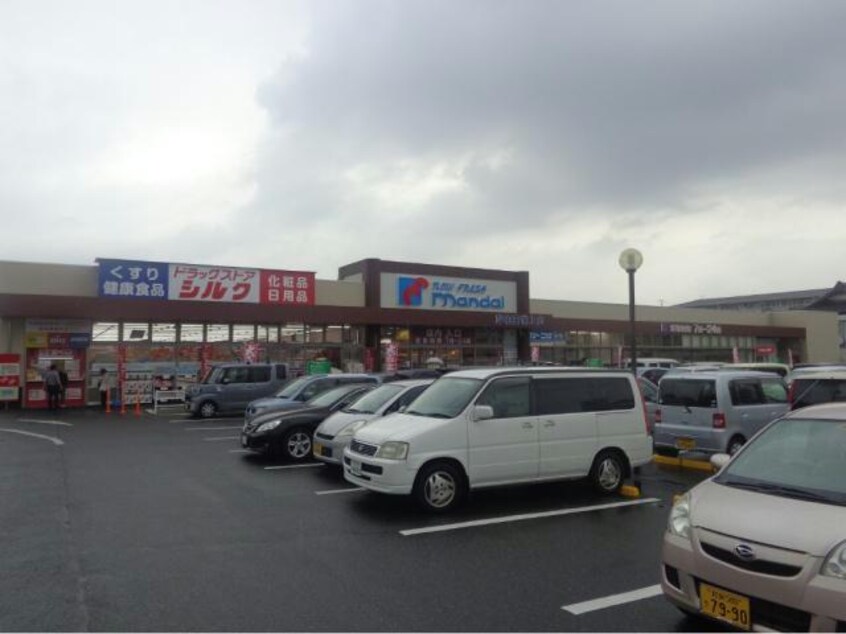 万代岸和田磯上店(スーパー)まで801m GRECALE忠岡