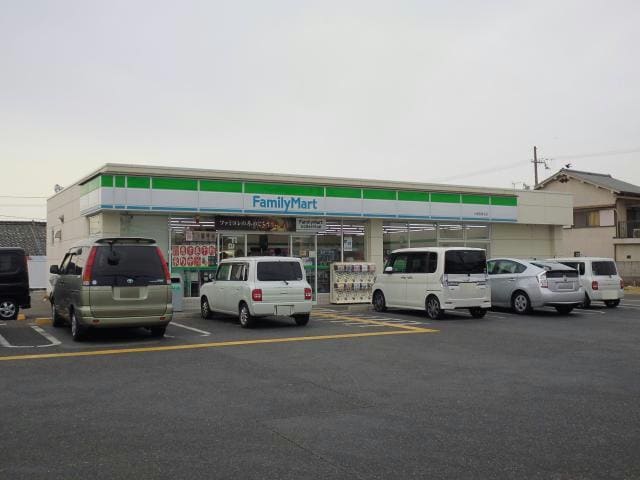 ファミリーマート小浦忠岡北店(コンビニ)まで551m ELFLORA