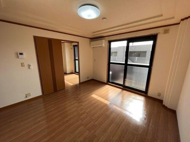 リビングから洋室 ＢＬＵＥ　ＴＥＲＲＡ