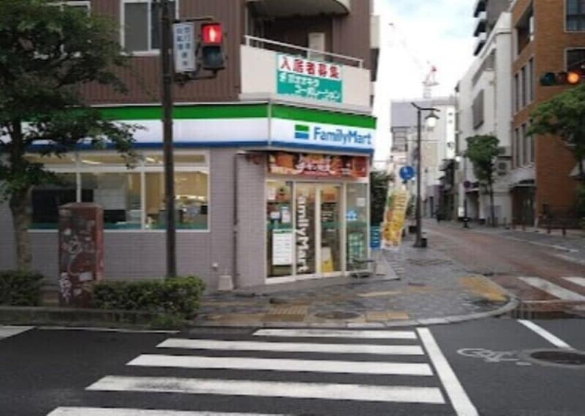 ファミリーマート表町二丁目店(コンビニ)まで199m La neige　中山下