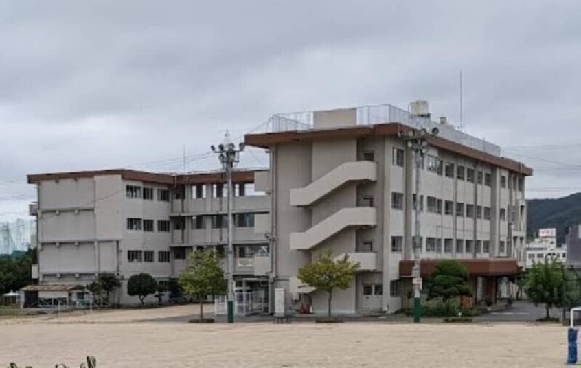 岡山市立平津小学校(小学校)まで1206m Maison de Caramel