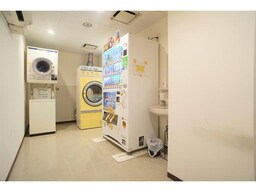 建物2階にコインランドリーあります